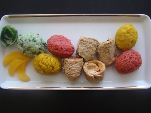 Sznycle z indyka zawinięte w towarzystwie kolorowych jajek