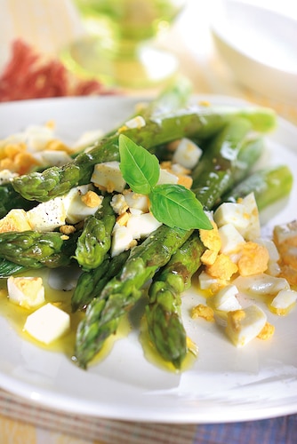 Szparagi z jajkami w sosie maślanym