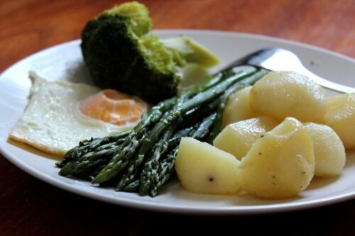 Szparagi z jajkiem sadzonym