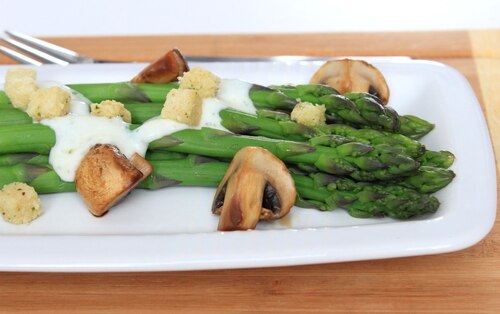 Szparagi z sosem i grzankami