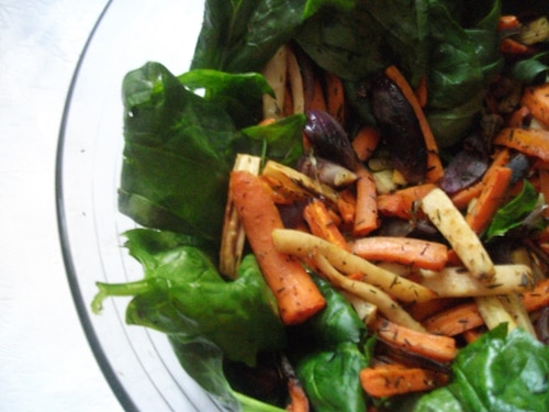 Szpinakowa sałatka z pieczonymi marchewką i pietruszką