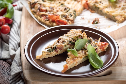 Szpinakowa tarta na spodzie z kaszy jaglanej