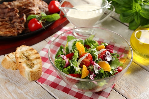 Przepis na Szybka sałatka na grilla z prażonymi migdałami-VIDEO Szybka sałatka na grilla z prażonymi migdałami-VIDEO