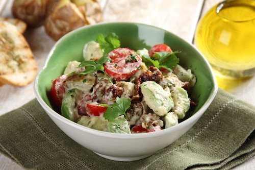 Przepis na Szybka sałatka na grilla z suszonymi pomidorami i awokado Szybka sałatka na grilla z suszonymi pomidorami i awokado