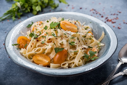 Szybki włoski makaron aioli z pomidorkami 