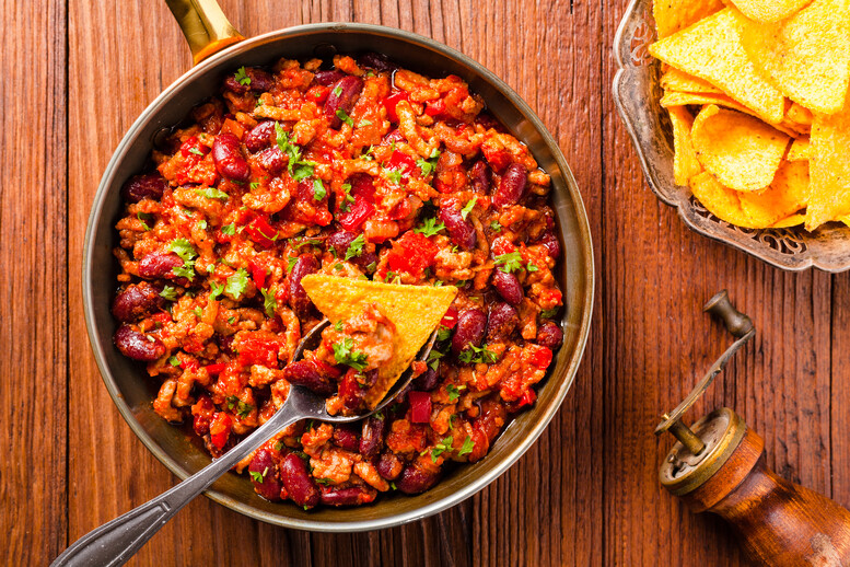 Przepis na Szybkie danie z patelni z chili i fasolą Szybkie danie z patelni z chili i fasolą