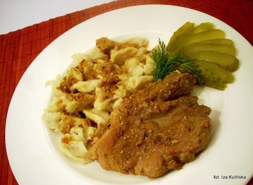 Szynka duszona w sosie maślano - winno - musztardowym