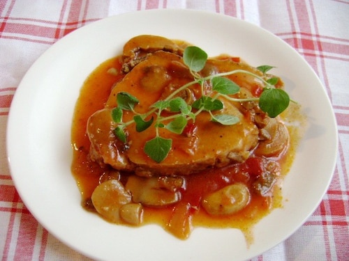 Szynka duszona w sosie pomidorowo-pieczarkowym