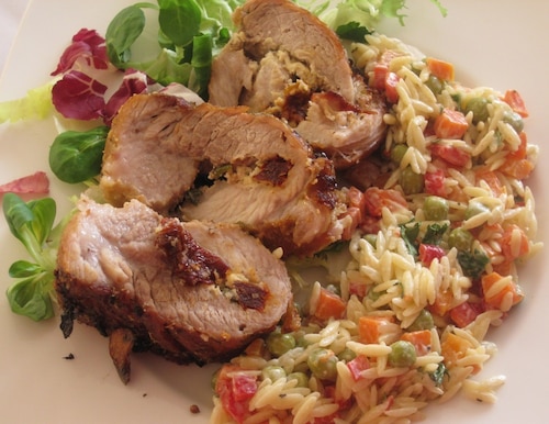 Przepis na Szynka faszerowana suszonymi pomidorami i serem feta Szynka faszerowana suszonymi pomidorami i serem feta