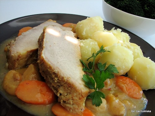 Szynka pieczona w sosie z gruszkami i marchewką