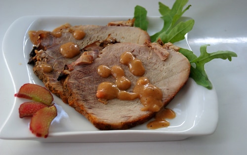 Szynka pieczona z sosem rabarbarowym