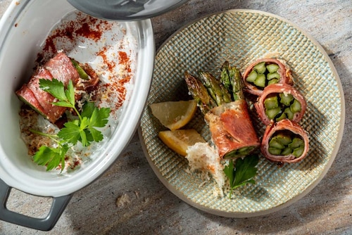 Przepis na Szynka parmeńska ze szparagami i przyprawą Harissa Szynka parmeńska ze szparagami i przyprawą Harissa