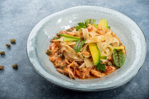 Tagliatelle z wędzonym łososiem i awokado