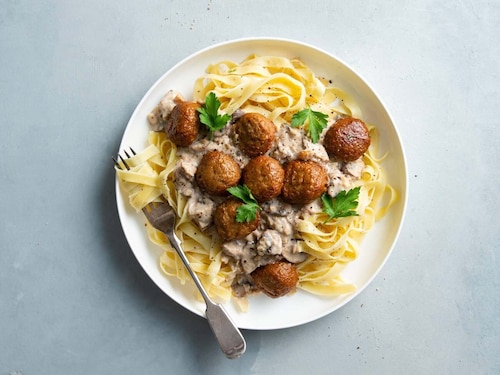 Tagliatelle Alfredo z roślinnymi pulpecikami