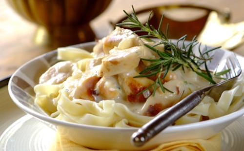 Przepis na Tagliatelle Carbonara z soczystym kurczakiem Tagliatelle Carbonara z soczystym kurczakiem