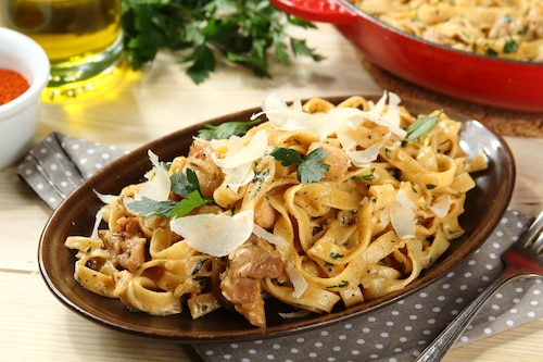 Przepis na Tagliatelle w kremowo-czosnkowym sosie z grillowanym kurczakiem Tagliatelle w kremowo-czosnkowym sosie z grillowanym kurczakiem