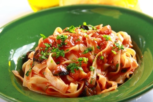 Tagliatelle z czarnymi oliwkami i pomidorami