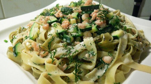 Tagliatelle z krewetkami i cukinią