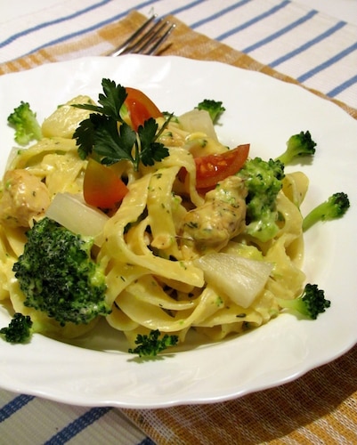 Tagliatelle z kurczakiem, brokułami i ananasem