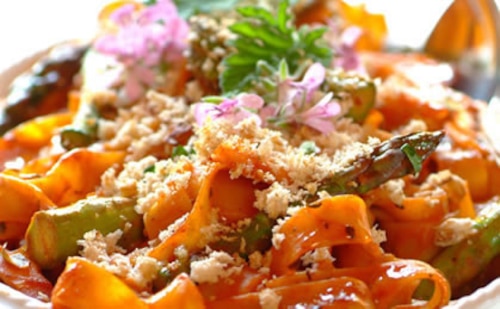 Przepis na Tagliatelle z kurczakiem i szparagami Tagliatelle z kurczakiem i szparagami