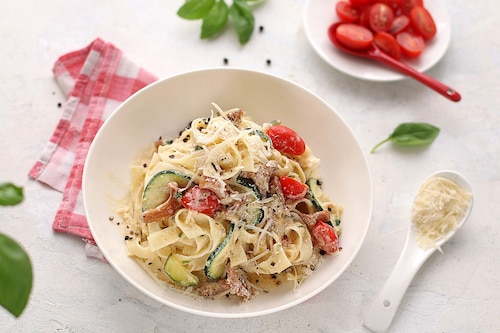 Przepis na Tagliatelle z kurkami i cukinią Tagliatelle z kurkami i cukinią