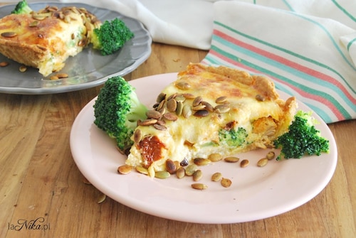 Tarta z kurczakiem, brokułami i suszonymi pomidorami