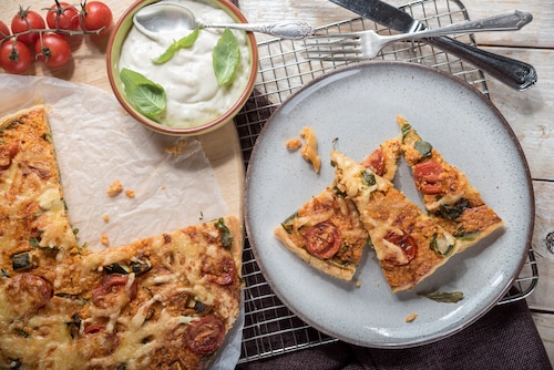 Tarta jaglana z pomidorami i serem