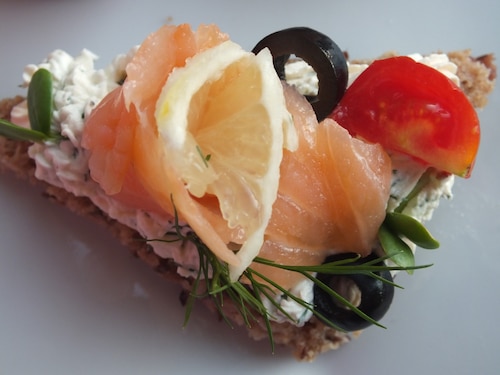 Tartinki z łososiem