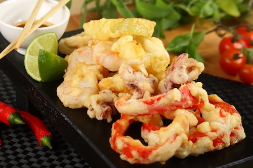 Tempura z owocami morza i warzywami