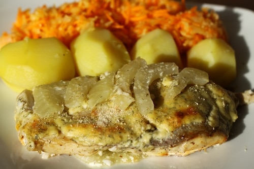 Tołpyga zapiekana w sosie koperkowym