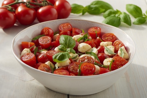 Przepis na Sałatka z pomidorami i mozzarellą Sałatka z pomidorami i mozzarellą