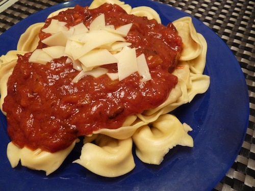 Przepis na Tortellini w sosie pomidorowym Tortellini w sosie pomidorowym