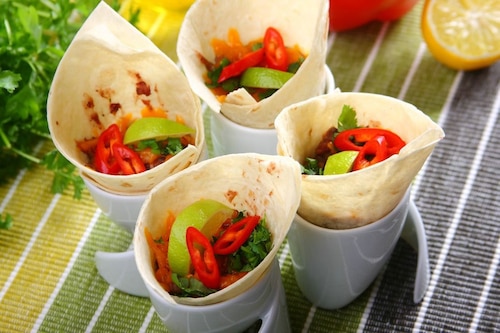 Tortilla z fasolą, rodzynkami i serem 