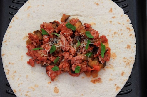 Tortilla z mięsem mielonym i bakłażanem w sosie pomidorowym