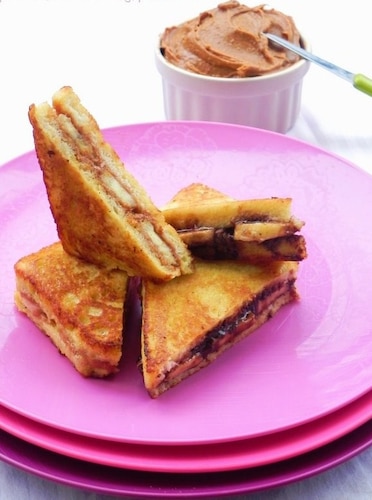 Tosty francuskie z masłem orzechowym, czekoladowym i bananem