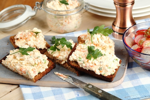 Tosty z marchewkowym twarożkiem z chrzanem i sałatką warzywną