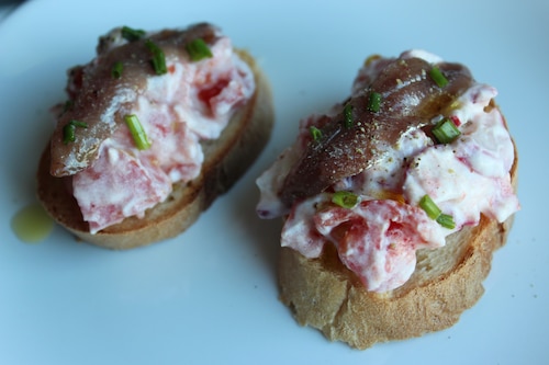 Tosty z twarożkiem, pomidorami i anchovies