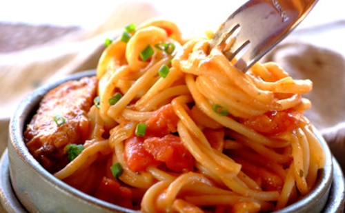 Przepis na Tradycyjne spaghetti napoli z kurczakiem Tradycyjne spaghetti napoli z kurczakiem