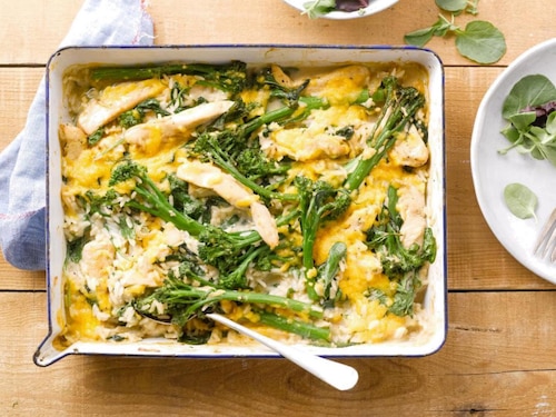 Serowa zapiekanka z indykiem i brokułami