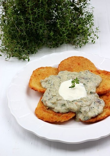 Tymiankowe placki ziemniaczane z sosem piecvarkowym