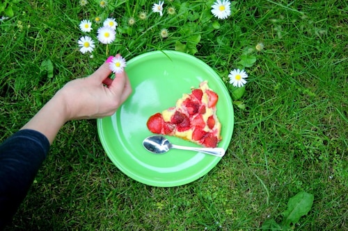 Urozmaicony omlet z truskawkami i mlekiem kokosowym