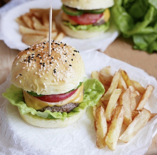 Przepis na Burger wołowy z sosem barbecue Burger wołowy z sosem barbecue