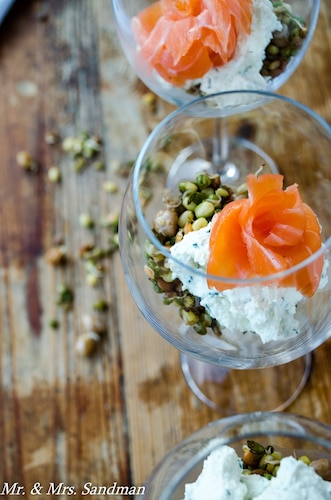 Verrines z wędzonym łososiem, twarożkiem i kiełkami stir-fry 