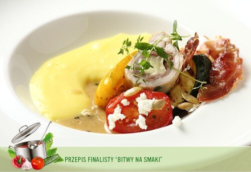 Wariacja na temat kurczaka na lekkim puree szafranowym z sałatką z grillowany...