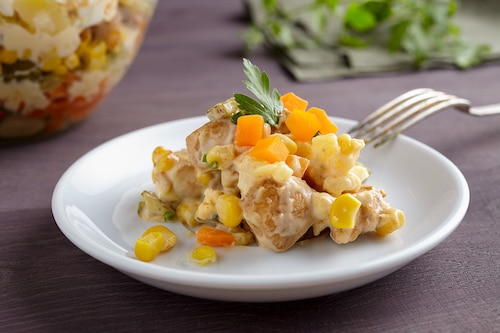 Przepis na Sałatka warstwowa z kurczakiem i pieczarkami Sałatka warstwowa z kurczakiem i pieczarkami