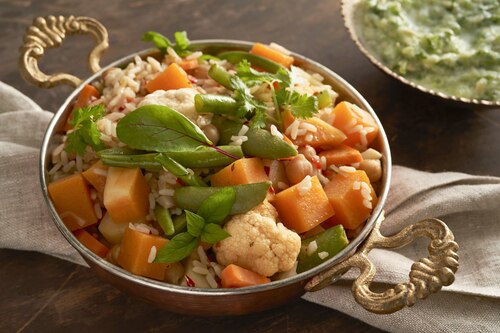 Warzywa biryani z raitą z ogórka i mięty