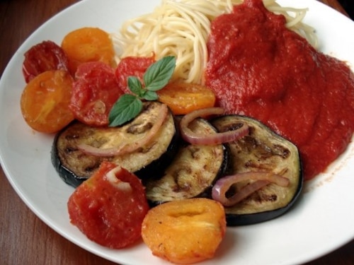 Warzywa smażone na maśle z makaronem i sosem pomidorowym