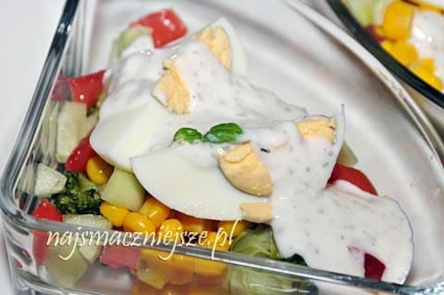 Warzywa z jajkiem i sosem czosnkowym