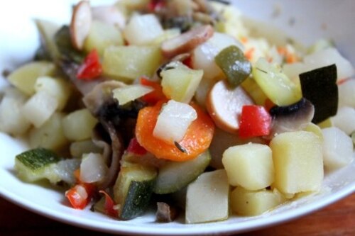 Warzywa z pieczarkami i parówkami