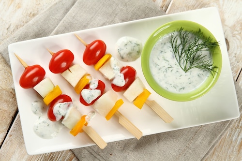 Przepis na Warzywne szaszłyki z sosem jogurtowym Warzywne szaszłyki z sosem jogurtowym